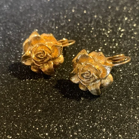 AVON gold earrings. Rose mold shape. - Picture 4 of 6